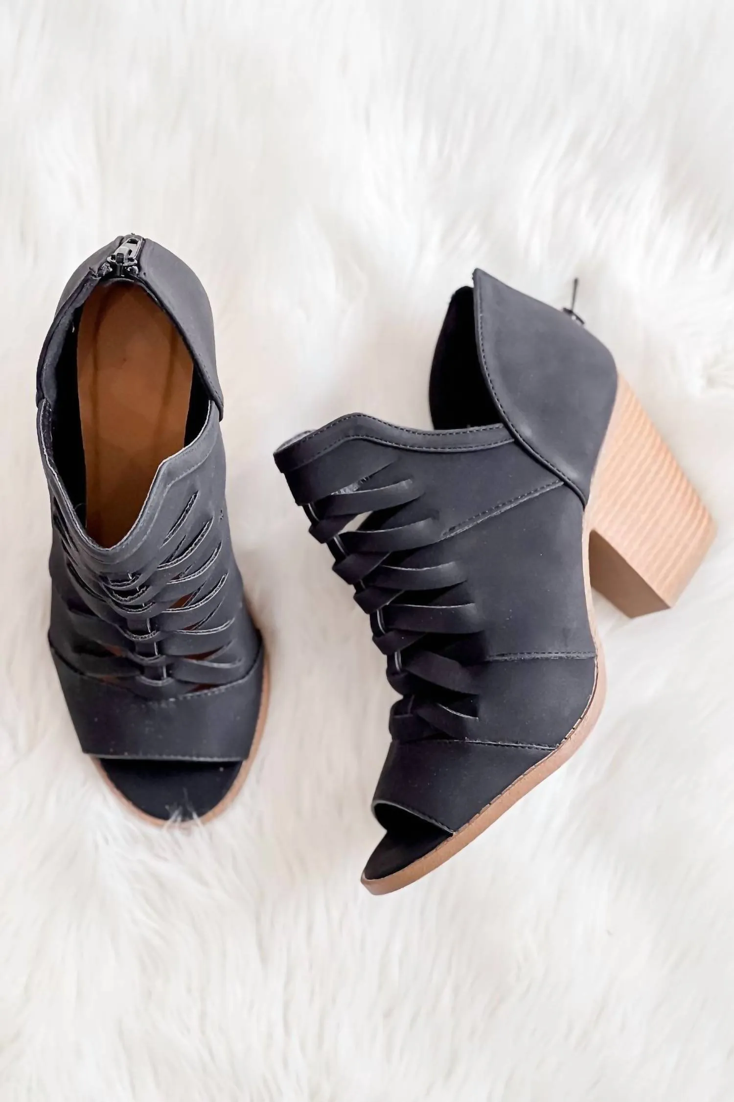 Women Strappy Peep Toe Heel In Black